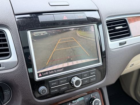 Used 2013 Volkswagen Touareg TDI AWD/4WD image 18