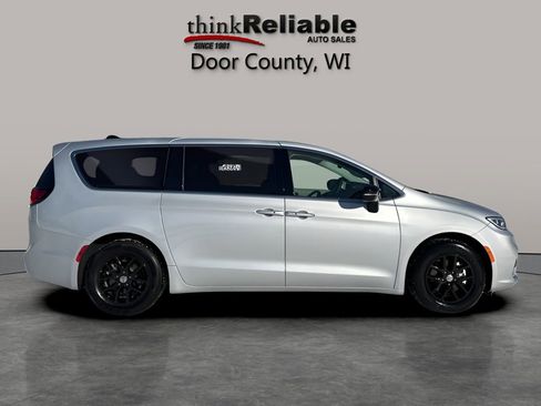 Used 2024 Chrysler Pacifica Touring-L FWD image 6
