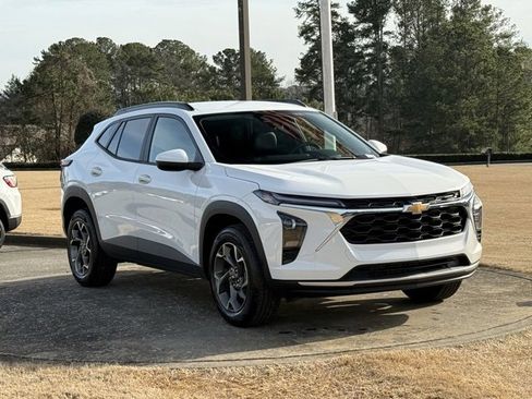 Used 2025 Chevrolet Trax LT w/ LT Convenience Package image 9