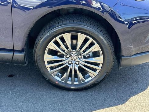 Used 2023 Toyota Venza XLE AWD/4WD image 7