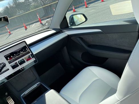 Used 2023 Tesla Model Y Performance image 23