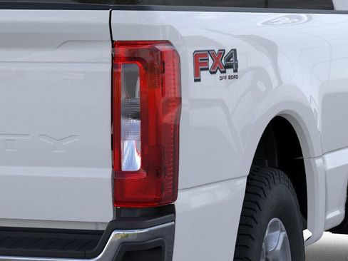 New 2026 Ford F250 XLT w/ FX4 Off-Road Package image 21