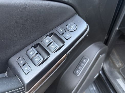 Used 2019 Chevrolet Suburban LT image 22