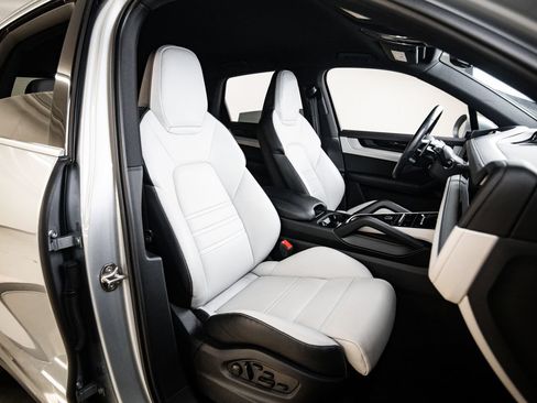 Certified 2025 Porsche Cayenne E-Hybrid AWD/4WD image 29