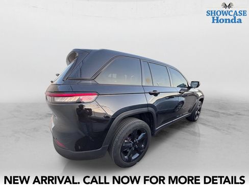 Used 2023 Jeep Grand Cherokee Altitude RWD image 5