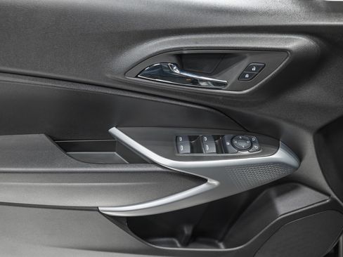 Used 2025 Chevrolet Trax RS FWD image 12