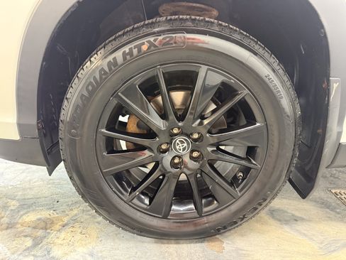 Used 2019 Toyota Highlander XLE AWD/4WD image 25