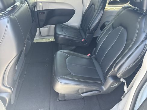 Used 2023 Chrysler Pacifica Touring-L FWD image 22
