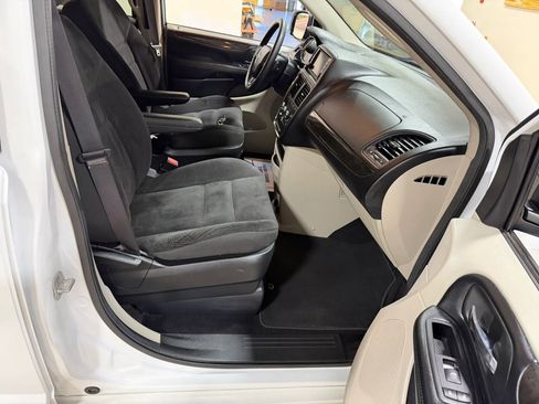 Used 2019 Dodge Grand Caravan SE FWD image 30