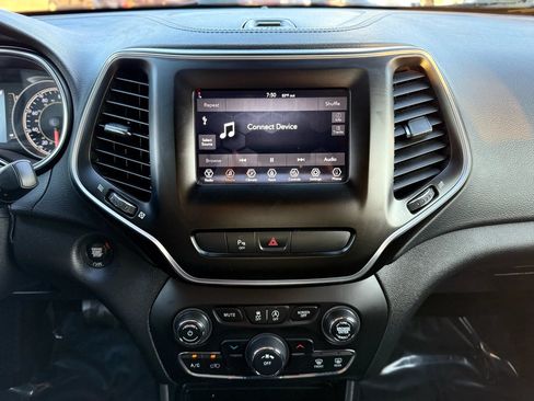 Used 2020 Jeep Cherokee Latitude Plus w/ Cold Weather Group AWD/4WD image 27