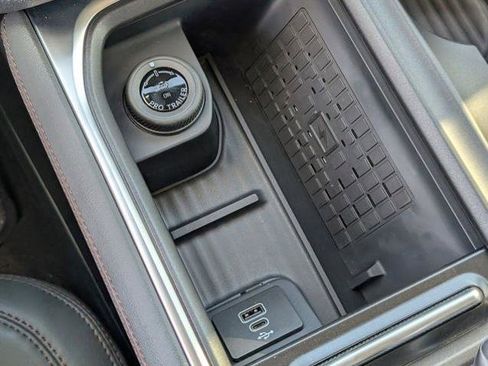 New 2025 Ford Expedition Active image 16