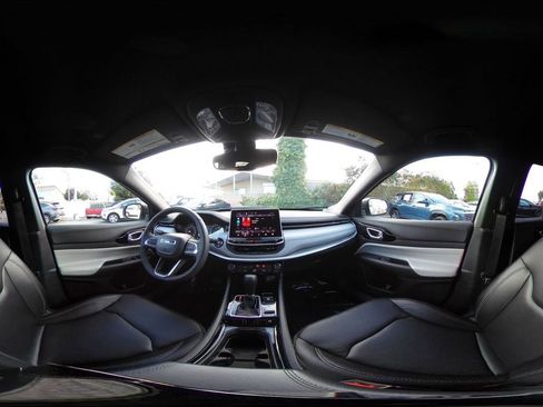 Used 2025 Jeep Compass Limited image 42