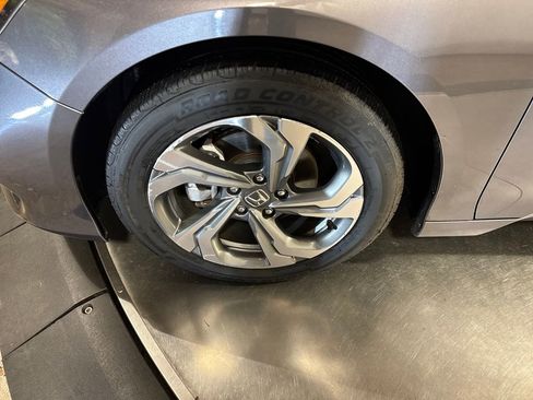 Used 2018 Honda Accord EX image 2