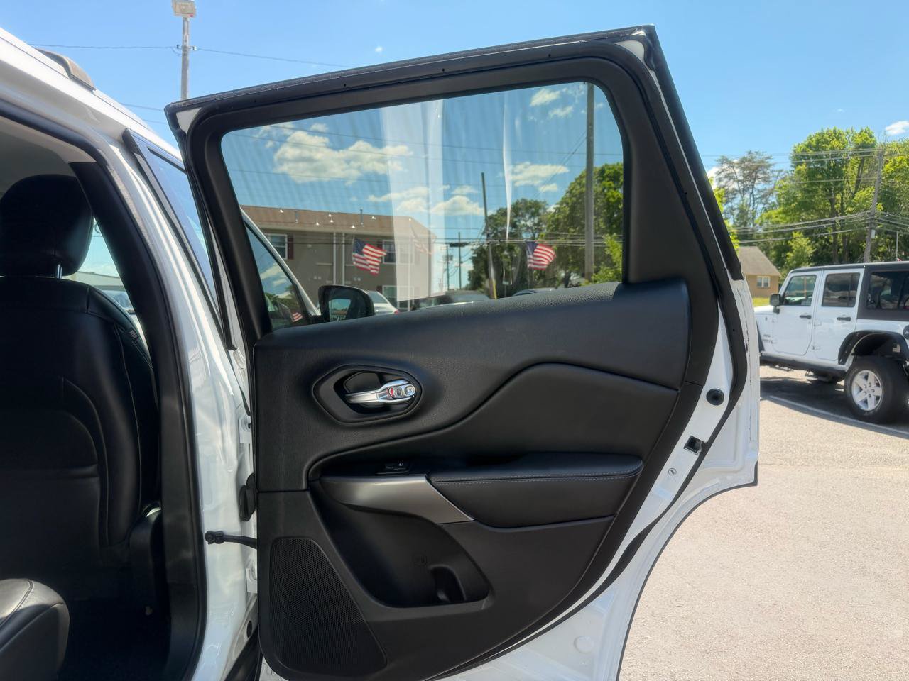 Used 2019 Jeep Cherokee Latitude Plus w/ Comfort/Convenience Group AWD/4WD image 23