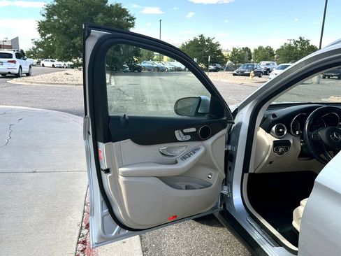 Used 2019 Mercedes-Benz GLC 300 4MATIC image 17
