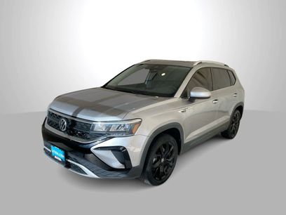 Used 2022 Volkswagen Taos SE w/ Panoramic Sunroof Package