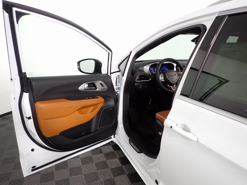 New 2026 Chrysler Pacifica Pinnacle image 25