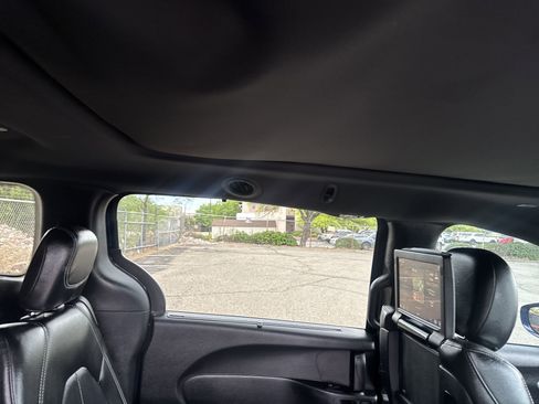 Used 2018 Chrysler Pacifica Touring-L Plus FWD image 12