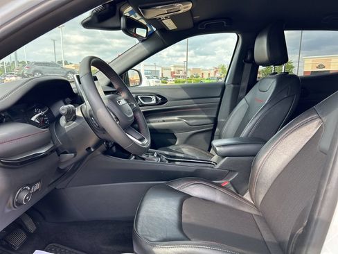 Used 2025 Jeep Compass Trailhawk AWD/4WD image 12