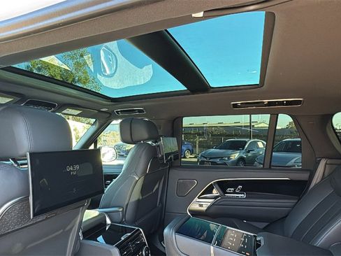 Used 2024 Land Rover Range Rover Long Wheelbase Autobiography image 24