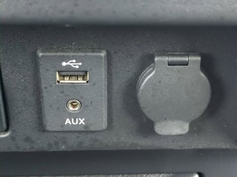 Used 2017 Nissan Titan SV image 20