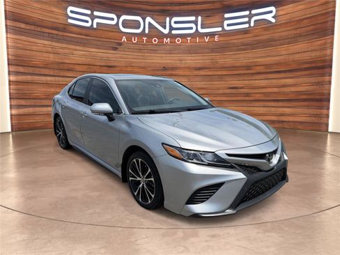 Used 2020 Toyota Camry SE w/ Convenience Package FWD image 9