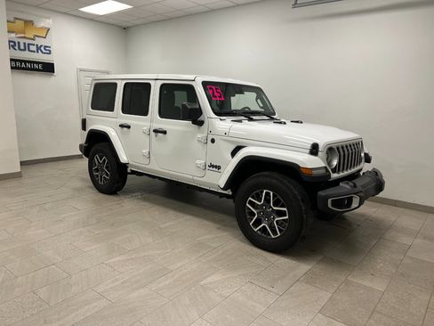 Used 2025 Jeep Wrangler Unlimited Sahara image 6