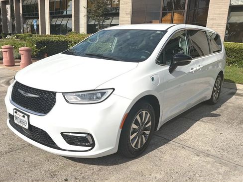 Used 2024 Chrysler Pacifica Limited FWD image 4