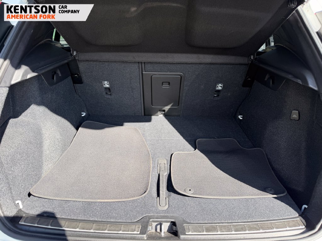 Used 2025 Volvo XC40 B5 Plus AWD/4WD image 35