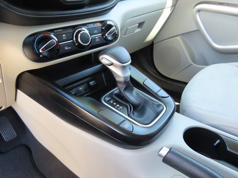Certified 2025 Kia Soul LX w/ LX Technology Package FWD image 18