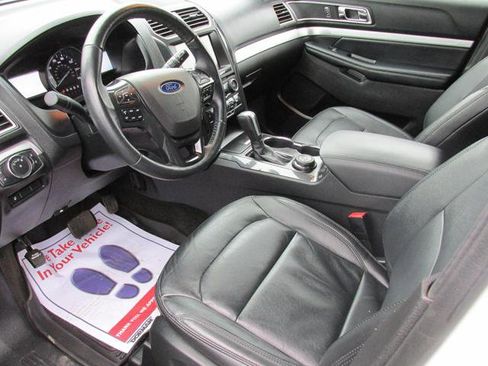 Used 2017 Ford Explorer XLT w/ Equipment Group 202A image 9