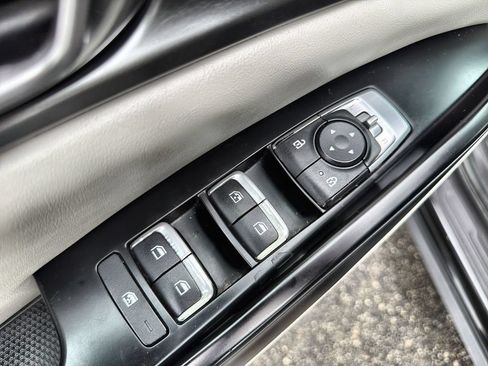 Used 2022 Kia Carnival LX FWD image 15