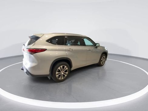 Used 2021 Toyota Highlander XLE AWD/4WD image 8