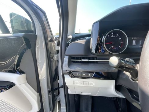 Used 2024 Kia Carnival EX FWD image 18