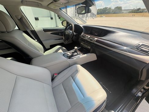 Used 2015 Lexus LS 460 w/ Ultra Luxury Package RWD image 14