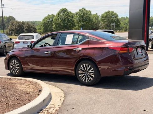 Used 2024 Nissan Altima 2.5 SV FWD image 9