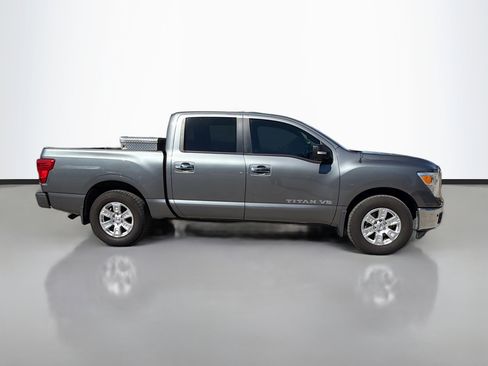 Used 2018 Nissan Titan SV w/ SV Convenience Package image 2