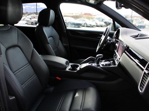 Used 2022 Porsche Cayenne image 25