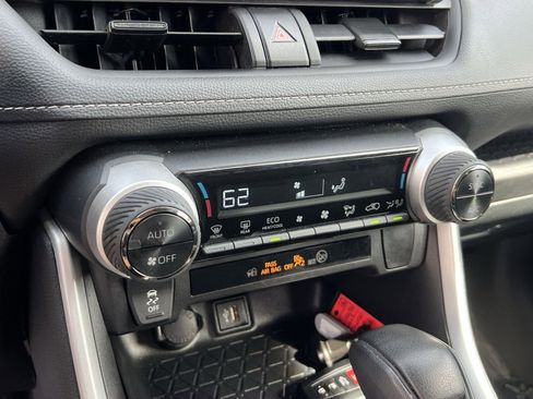 Used 2025 Toyota RAV4 XLE AWD/4WD image 20