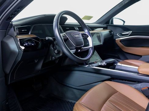 Used 2022 Audi e-tron Premium Plus image 4