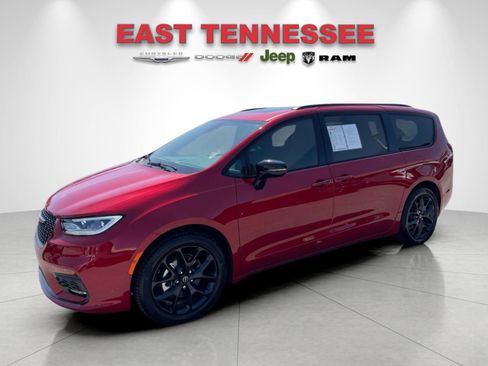 Used 2026 Chrysler Pacifica Limited w/ S Appearance Package FWD image 7