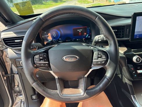 Used 2021 Ford Explorer Platinum w/ Equipment Group 601A AWD/4WD image 17