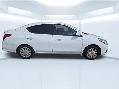 Used 2016 Nissan Versa SV FWD image 4
