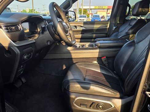 Used 2024 Jeep Wagoneer L Series II w/ Flexible Seating Group AWD/4WD image 5