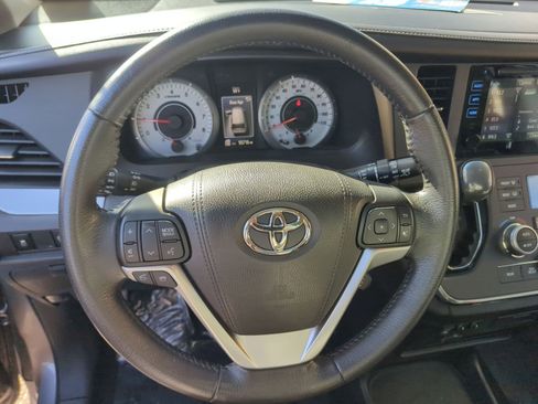 Used 2017 Toyota Sienna SE image 14