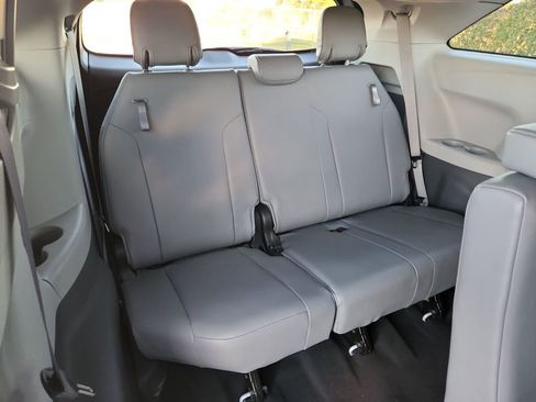 Used 2022 Toyota Sienna XLE image 21