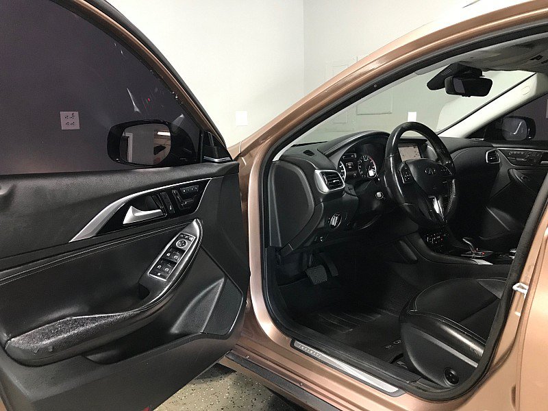 Used 2017 INFINITI QX30 Premium w/ Navigation Package FWD image 9