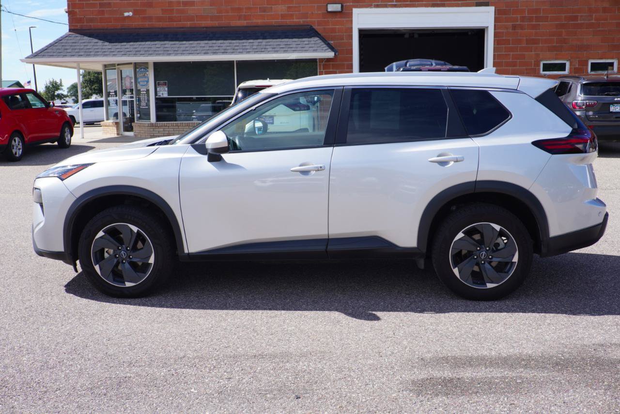 Used 2024 Nissan Rogue SV w/ SV Premium Package AWD/4WD image 2