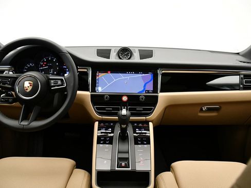 Certified 2025 Porsche Macan AWD/4WD image 22