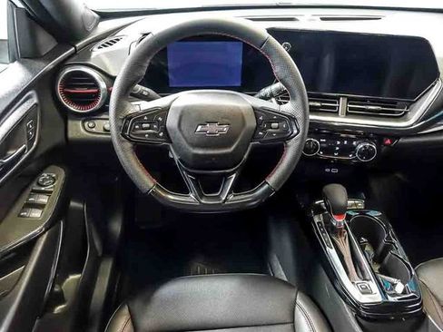Used 2025 Chevrolet Trax RS w/ Sunroof Package FWD image 17